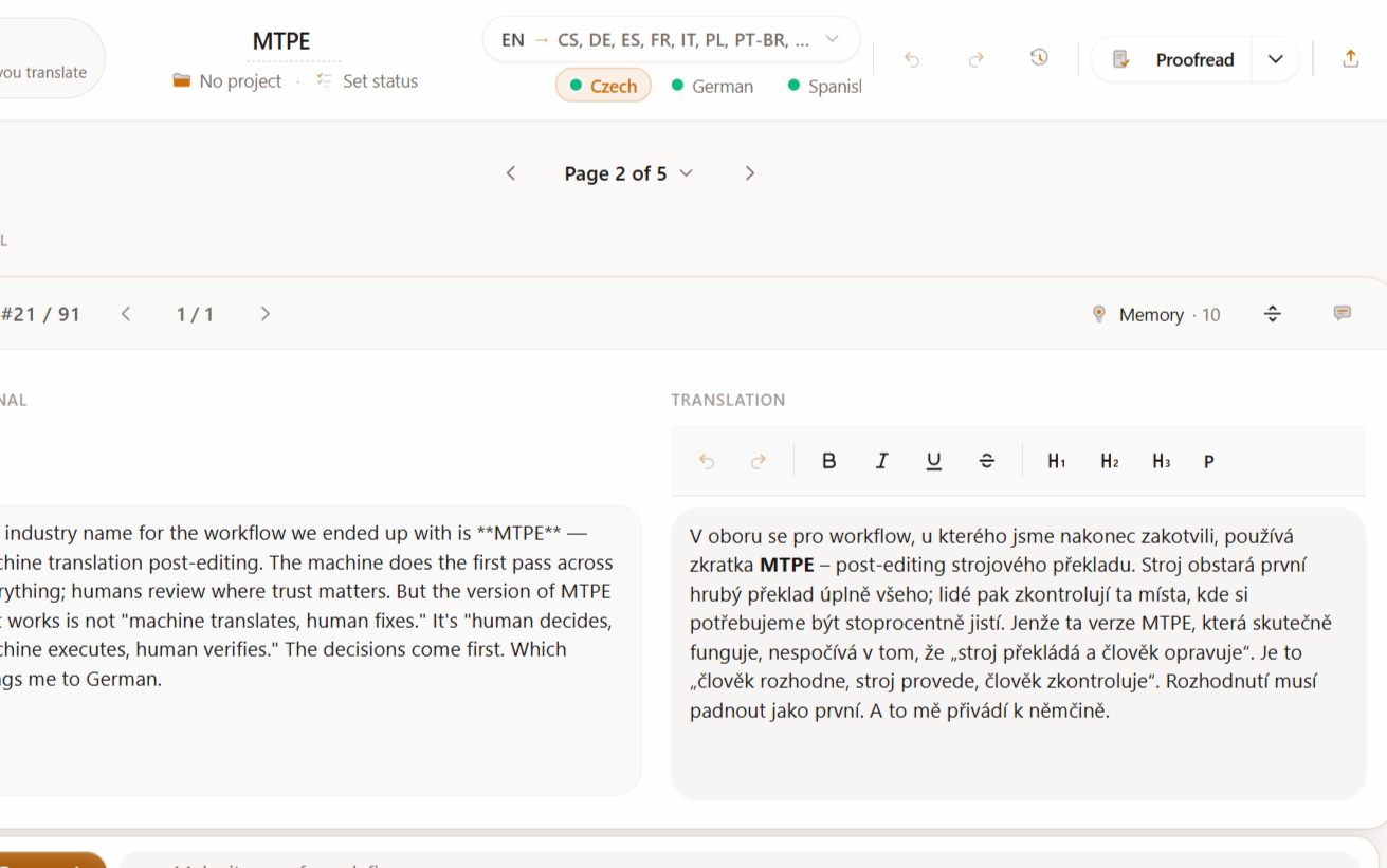 L'editor aperto su un documento multilingua. Il selettore nell'intestazione indica EN → CS, DE, ES, FR, IT, PL, PT-BR, con i chip delle versioni ceca, tedesca e spagnola sottostanti; il testo sorgente in inglese è affiancato dalla traduzione in ceco.
